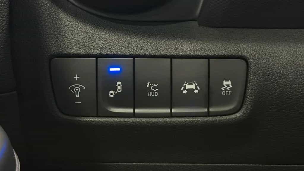 Hyundai Kona Premium 4WD/HuD/RFK/Leder/KeyLess/CarPlay 05/2018-photo-36