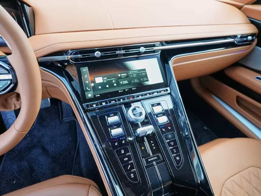 Aston Martin DB12 Malachite Green Oxford Tan null-photo-22