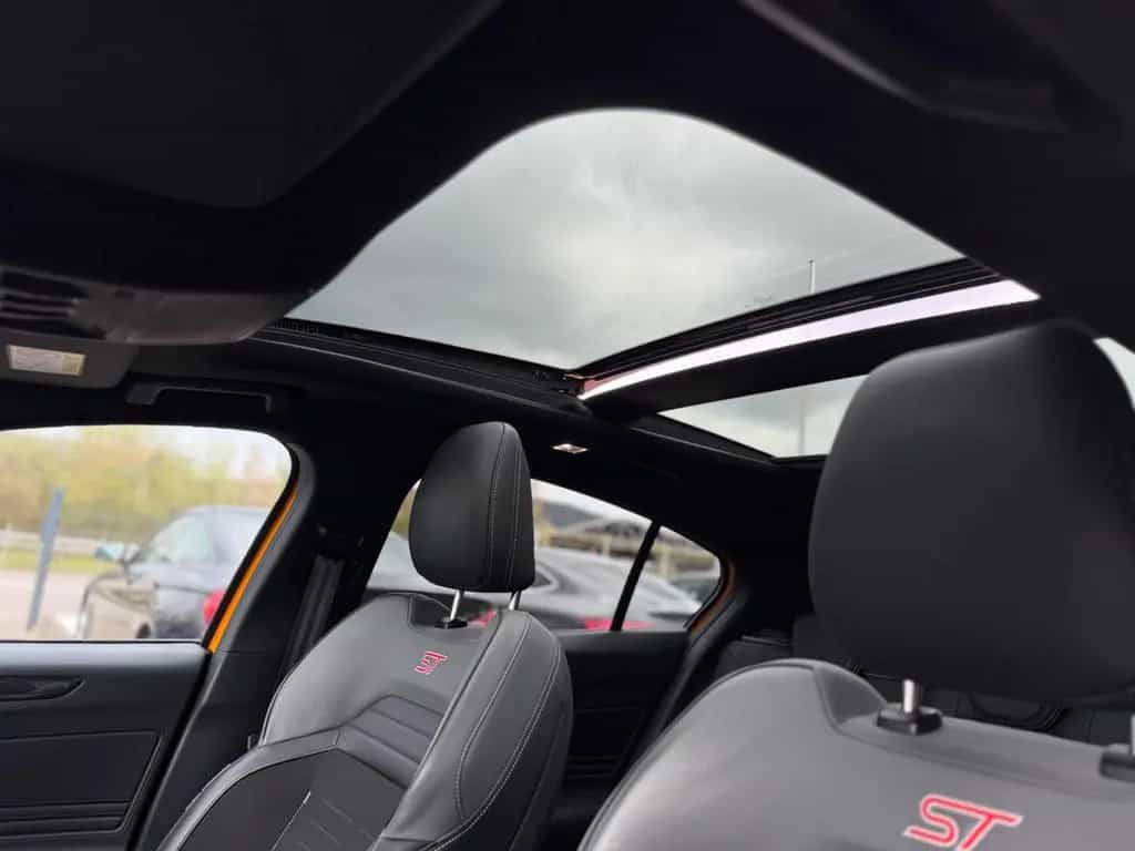 Ford Focus 2,3 EcoBoost ST Auto/PANO/RECARO/GAR/Top! 10/2020-photo-29
