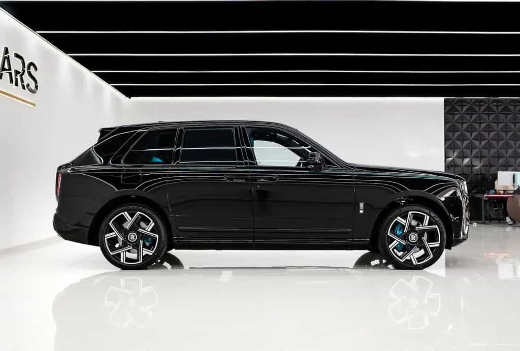 Rolls-Royce Cullinan Black Badge Production 26 4 seats Feetr null-photo-23