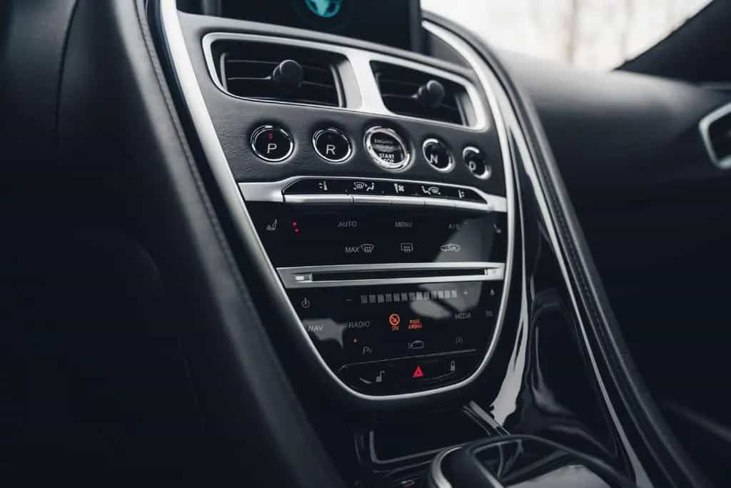 Aston Martin DBS Superleggera / Magnetic Silver / Jewellery P 01/2022-photo-16
