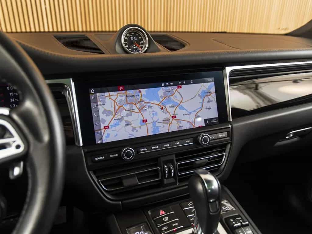 Porsche Macan Turbo SportDesign-BURMESTER-18w-21"-PANO 02/2020-photo-21