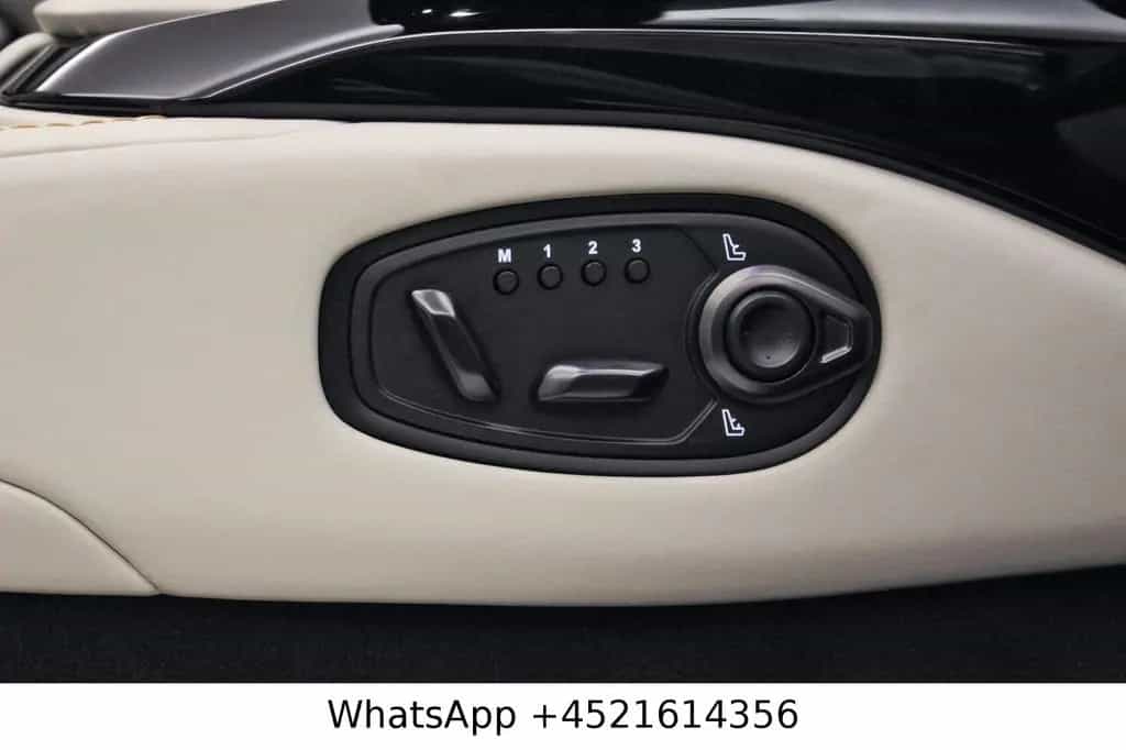 Aston Martin V8 Vantage Roadster 04/2022-photo-17