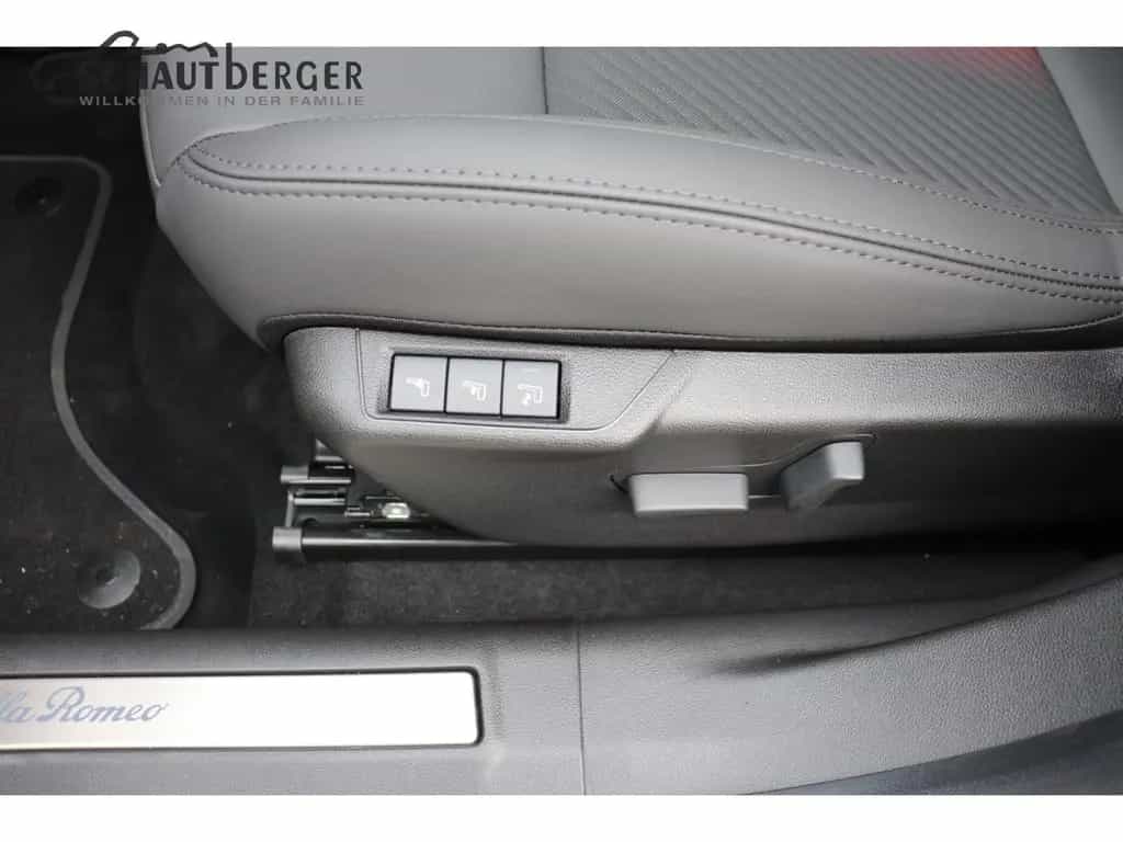 Alfa Romeo Junior Ibrida 1.2 VGT 48V-Hybrid Speciale Navi D 12/2025-photo-22