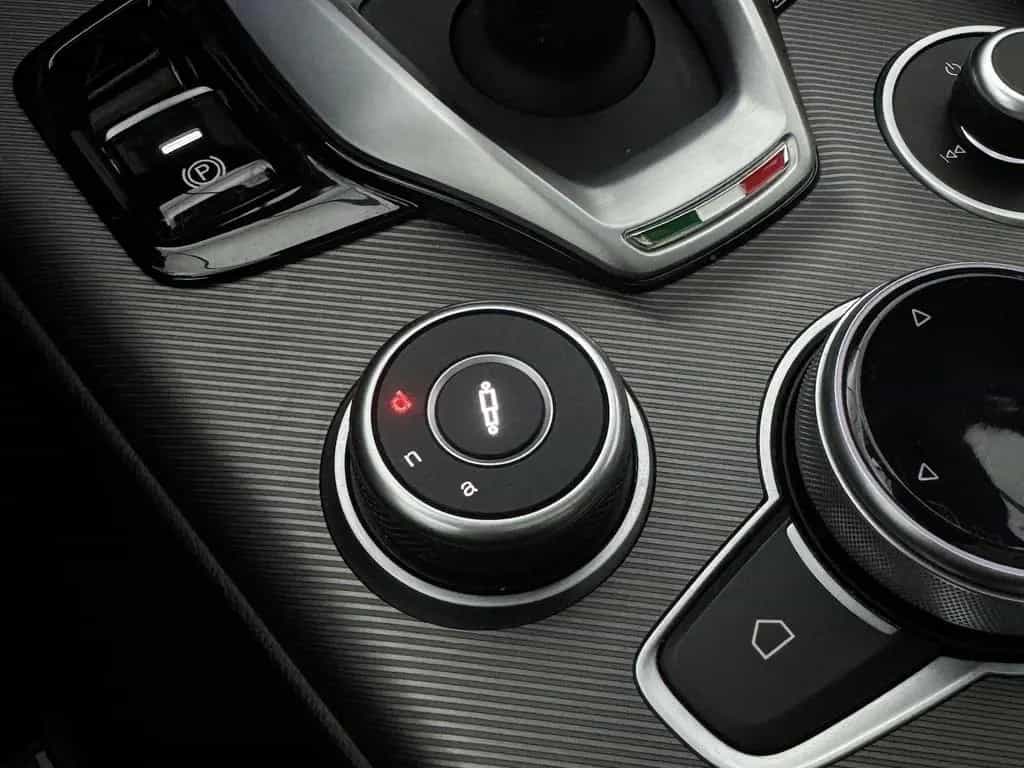 Alfa Romeo Giulia 2.0 Veloce Q4 Turbo Panoramadach Xenon 03/2022-photo-27