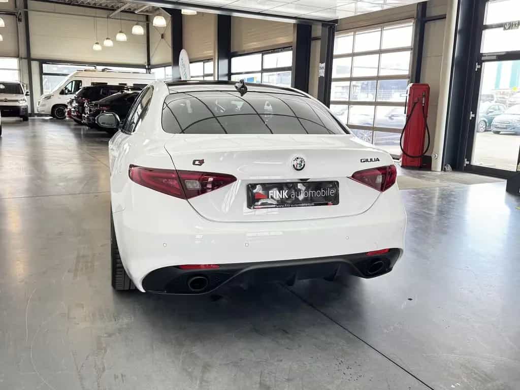 Alfa Romeo Giulia 2.0 Veloce Q4 Turbo Panoramadach Xenon 03/2022-photo-4