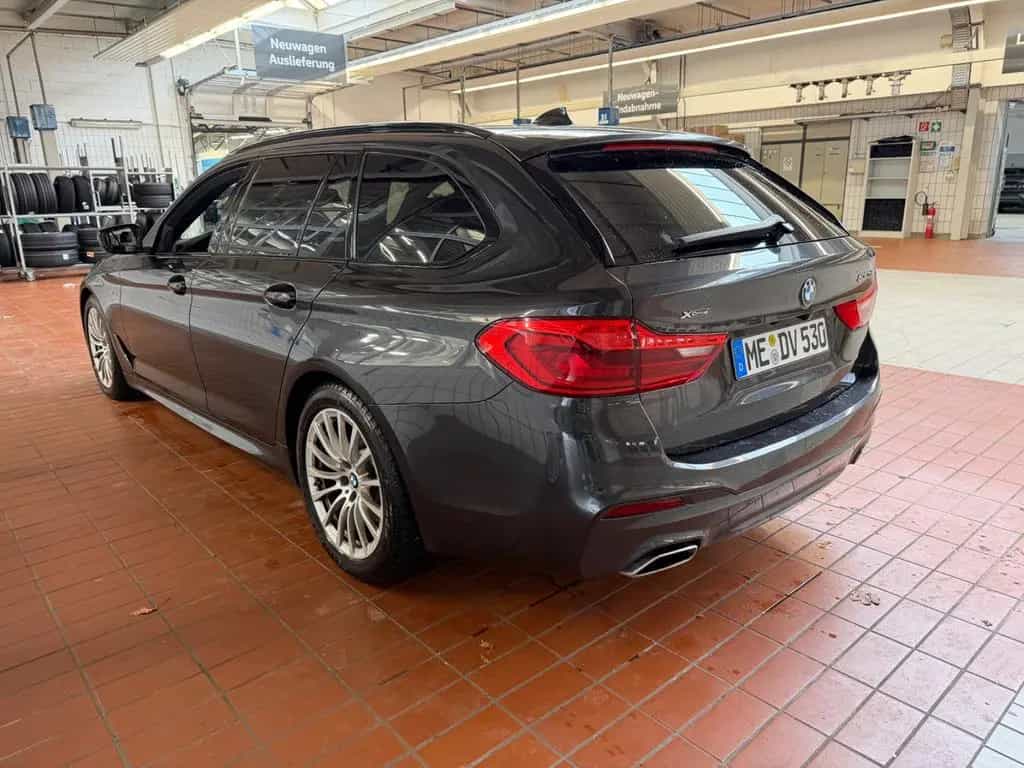 BMW 5 Series 530d xDrive Touring A - 02/2019-photo-2