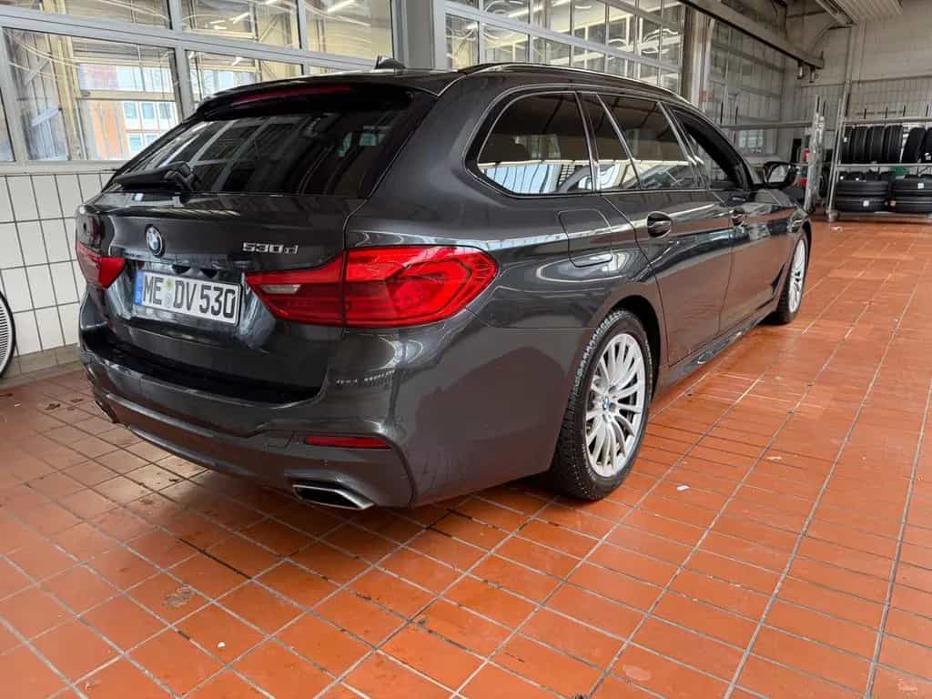 BMW 5 Series 530d xDrive Touring A - 02/2019-photo-4