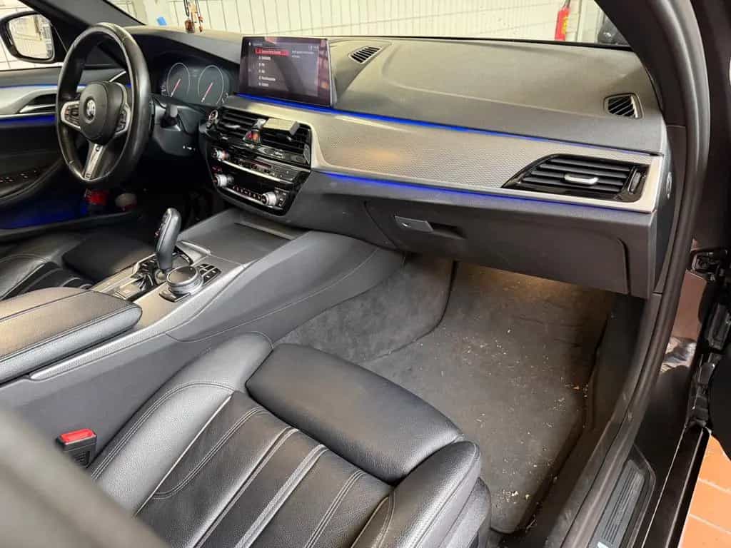 BMW 5 Series 530d xDrive Touring A - 02/2019-photo-5