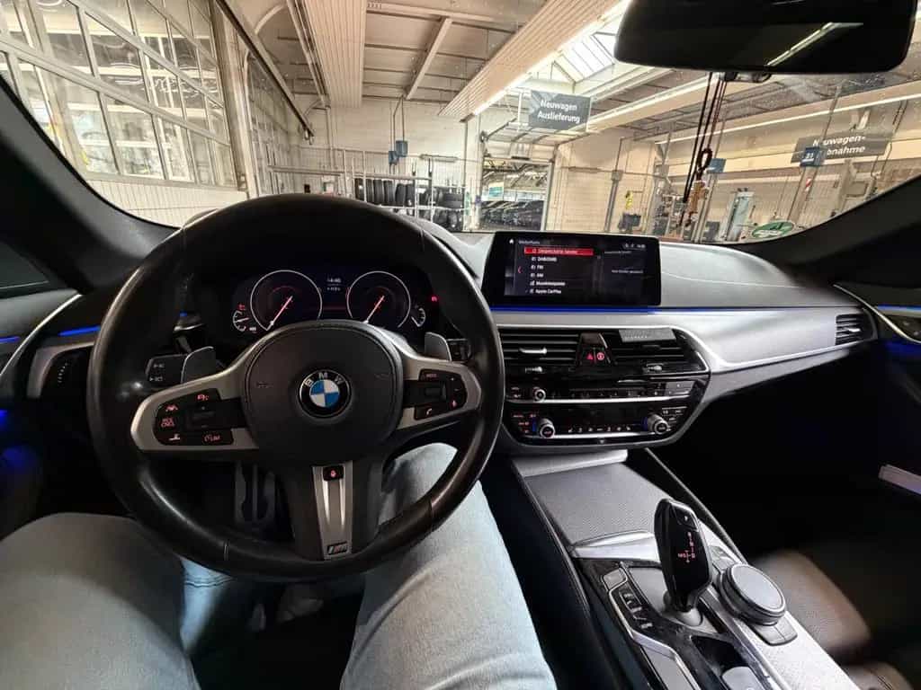 BMW 5 Series 530d xDrive Touring A - 02/2019-photo-8