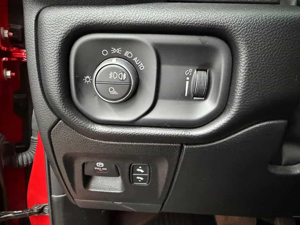 Dodge RAM 1500 5.7 HEMI V8 4x4 Bighorn/Crewcab/6Ft.Box 07/2022-photo-35