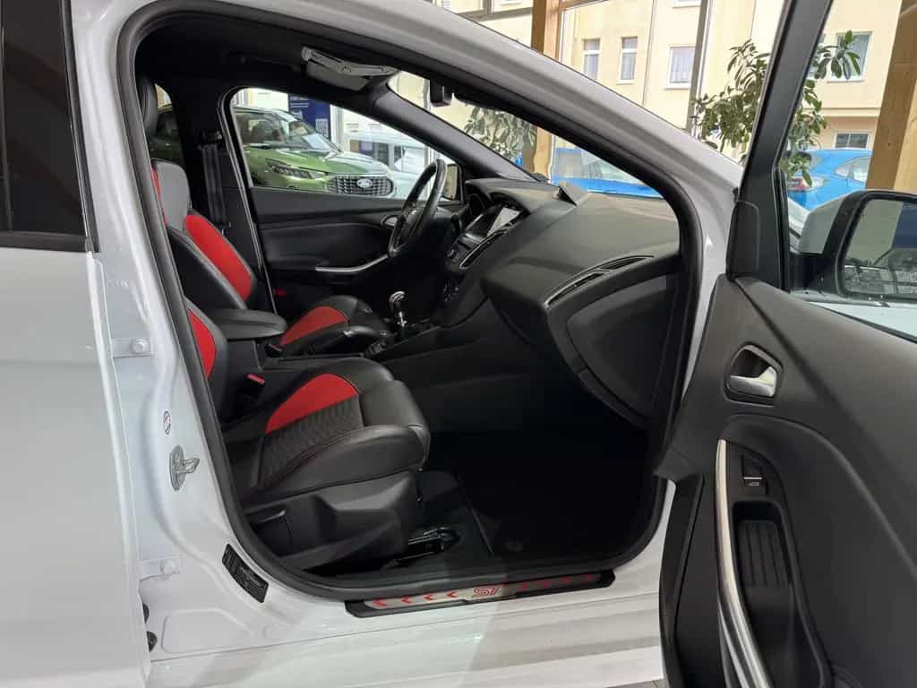 Ford Focus Turnier ST 250PS 06/2017-photo-25