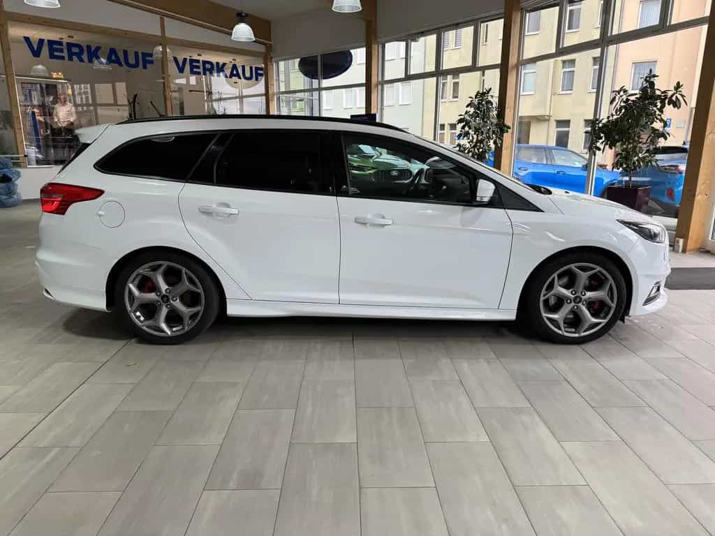 Ford Focus Turnier ST 250PS 06/2017-photo-3