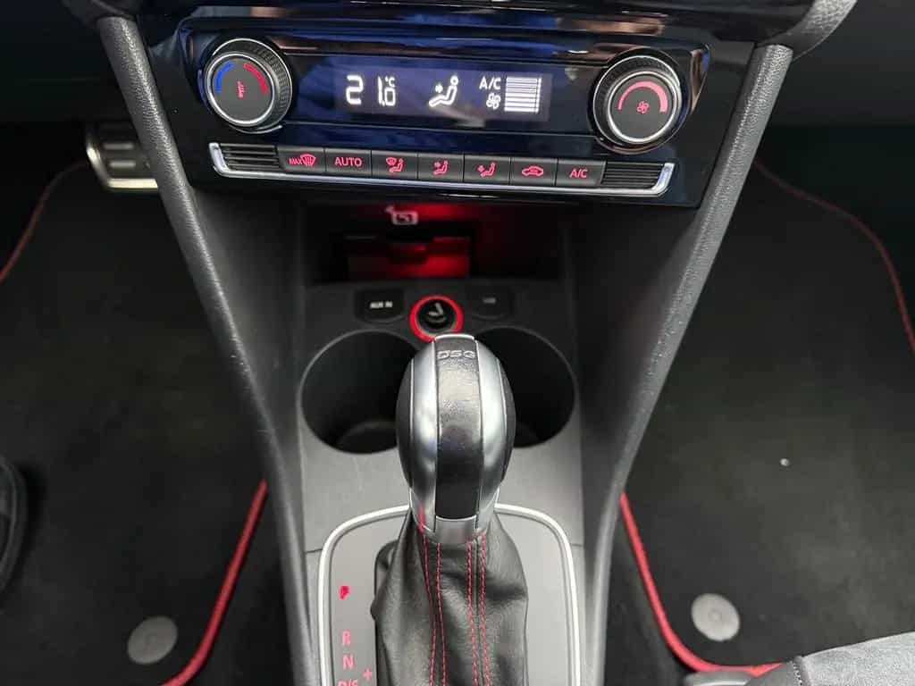 Volkswagen Polo 1.8 TSI DSG GTI LED Navi SHZ Kamera Pano 10/2015-photo-27