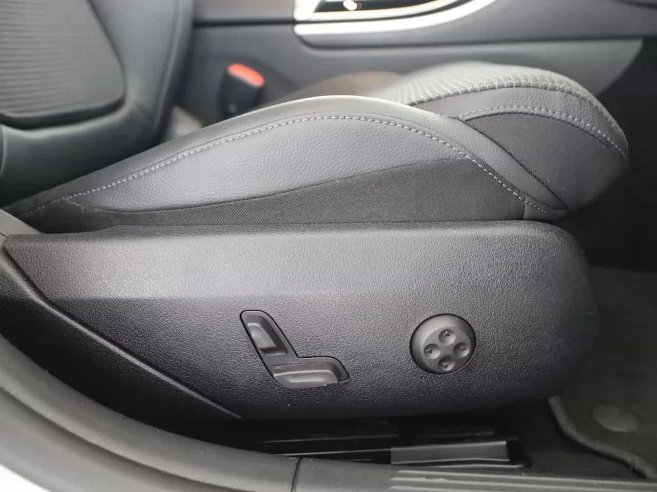 Mercedes-Benz C-Class 200 02/2023-photo-17