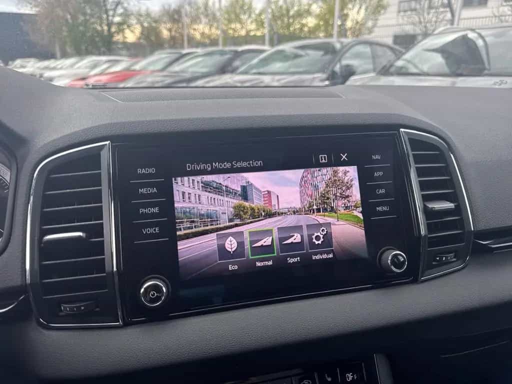 Skoda Karoq Sportline 1.5 TSI WR AHK Pano Navi Canton 12/2019-photo-21