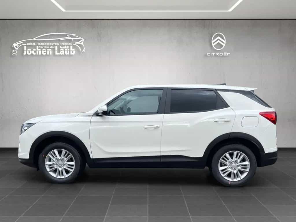 KGM Korando Nomad 2WD null-photo-1