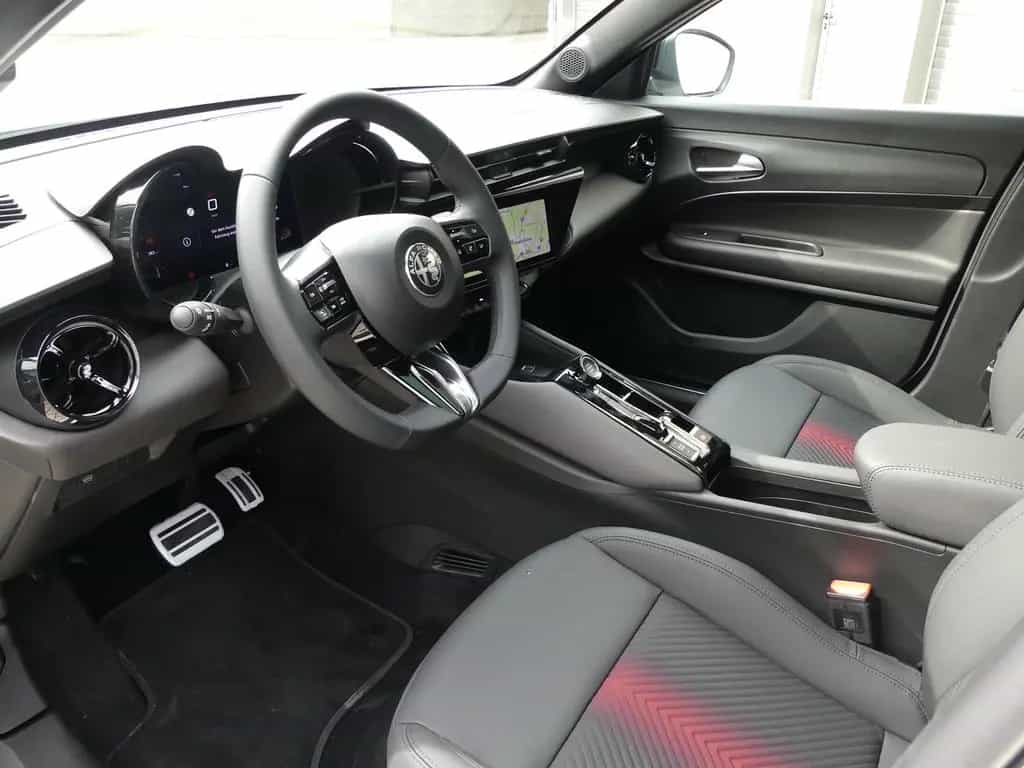 Alfa Romeo Junior IBRIDA TI 1.2 VGT 145PS DCT6 SCHIEBEDACH 05/2026-photo-9