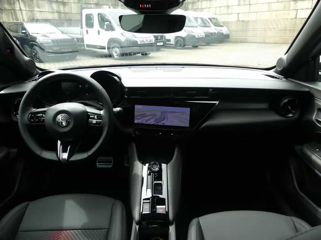 Alfa Romeo Junior IBRIDA TI 1.2 VGT 145PS DCT6 SCHIEBEDACH 05/2026-photo-13