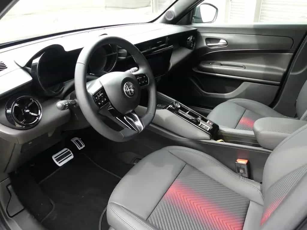 Alfa Romeo Junior IBRIDA TI 1.2 VGT 145PS DCT6 SCHIEBEDACH 05/2026-photo-8