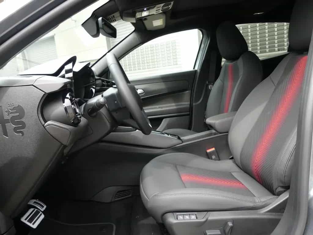 Alfa Romeo Junior IBRIDA TI 1.2 VGT 145PS DCT6 SCHIEBEDACH 05/2026-photo-9