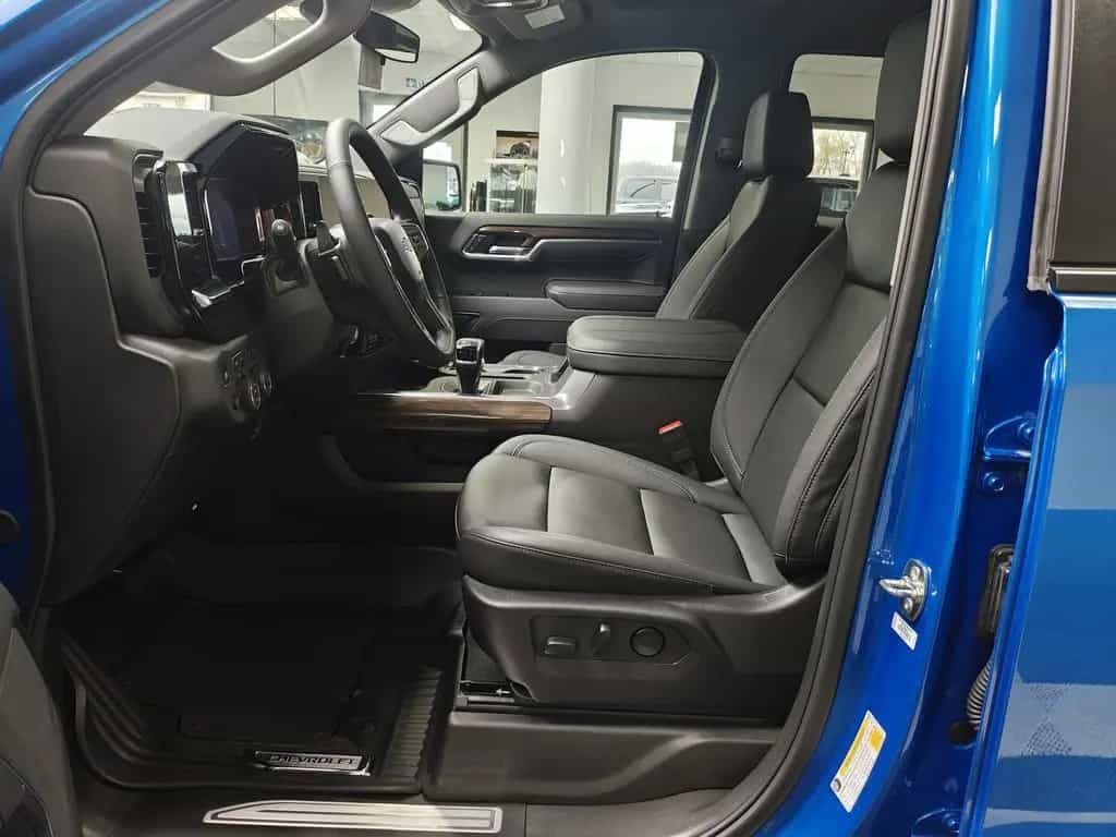Chevrolet Silverado Trail Boss 4WD V8 2025 Z71 2LT LEDER S null-photo-19