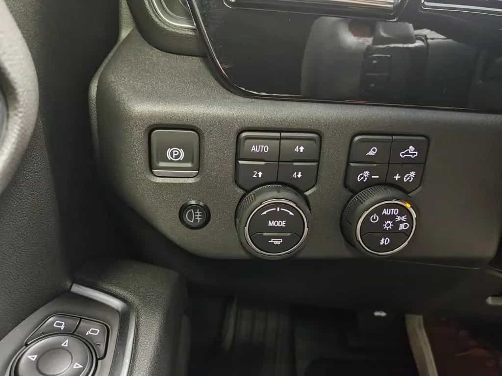 Chevrolet Silverado Trail Boss 4WD V8 2025 Z71 2LT LEDER S null-photo-36