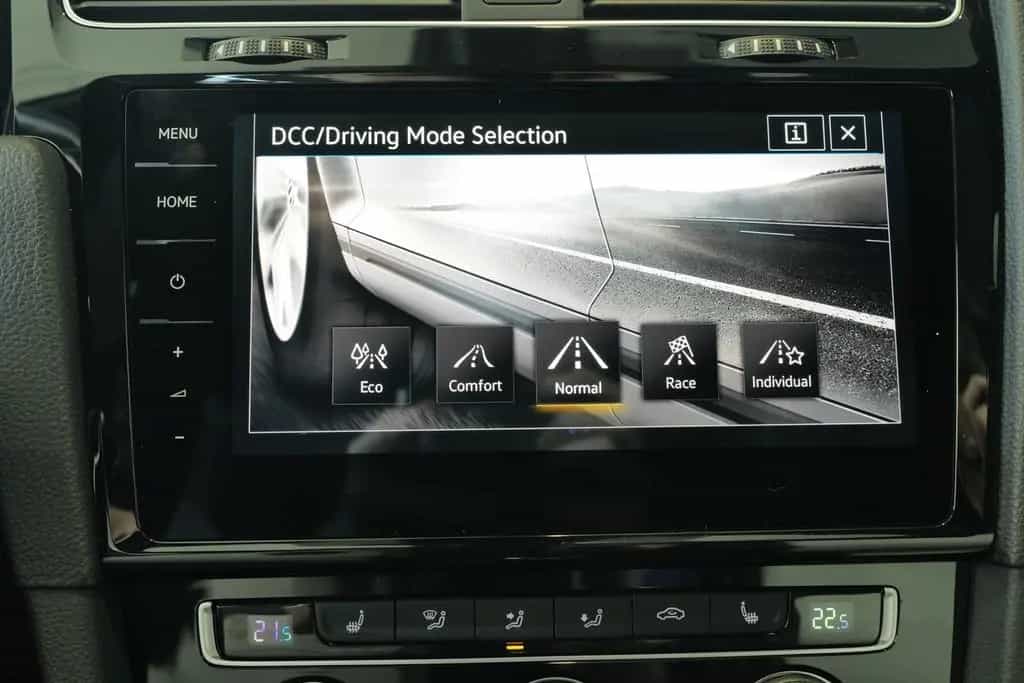 Volkswagen Golf VII R 2.0TSI DSG 4x4 DCC LED Pano DYNAUDIO 08/2020-photo-18