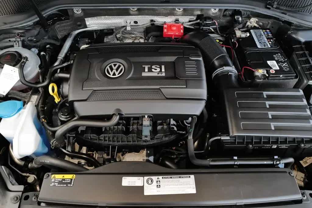 Volkswagen Golf VII R 2.0TSI DSG 4x4 DCC LED Pano DYNAUDIO 08/2020-photo-25