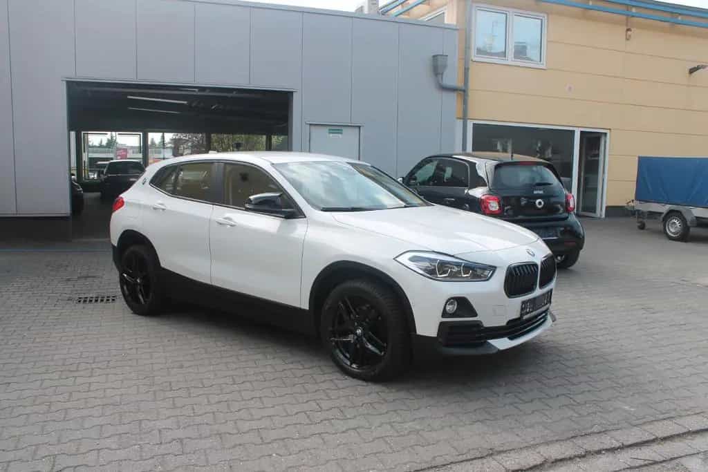 BMW X2 sDrive18i*LED*Navi*RÜKA*AHK*neuer 18"Radsatz* 09/2019-photo-3