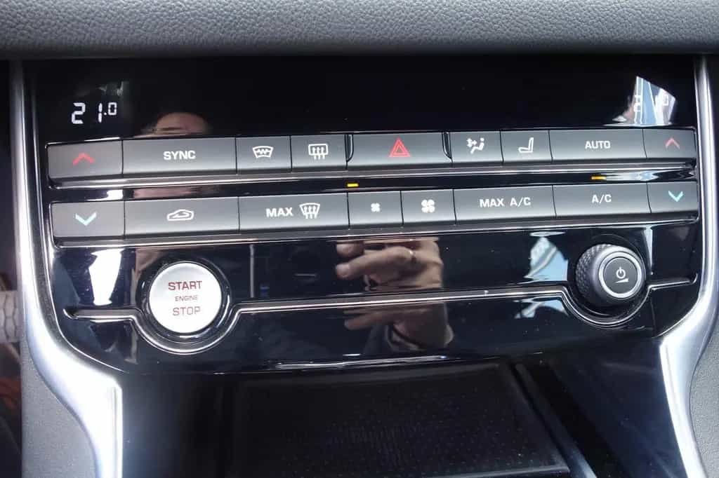 Jaguar XF 3,0 d V6 R-SPORT KAMERA/XENON/19''/NAVI/eHECK 08/2016-photo-22
