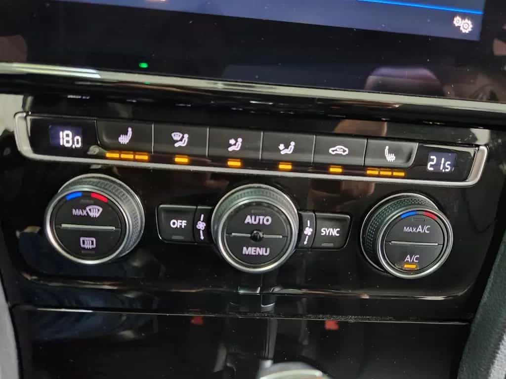 Volkswagen Golf SOUND DSG NAV SHZ CarPlay Virtual Kam. M&S 10/2017-photo-22