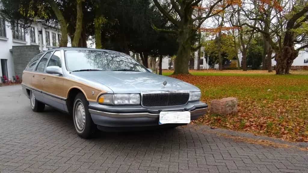 Buick 1996 BUICK Roadmaster Collectors Edition 260 PS 03/1996-photo-1
