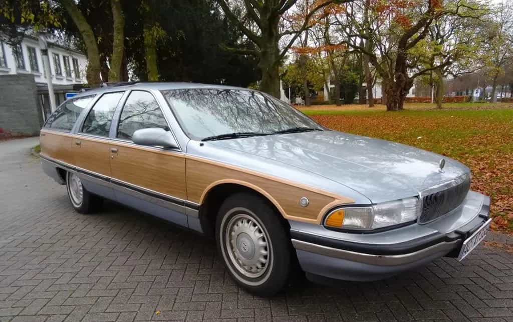 Buick 1996 BUICK Roadmaster Collectors Edition 260 PS 03/1996-photo-2