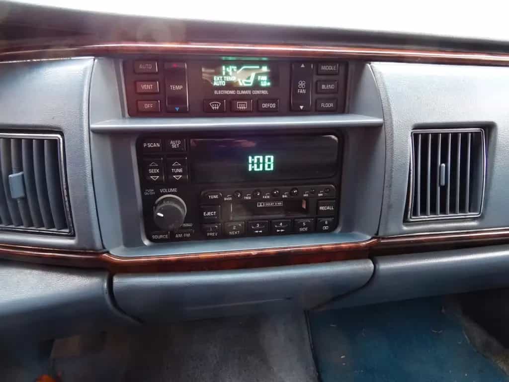 Buick 1996 BUICK Roadmaster Collectors Edition 260 PS 03/1996-photo-8