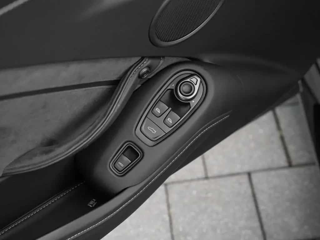 Aston Martin V8 Vantage Roadster F1 Edition Q Special Farbe 04/2024-photo-30