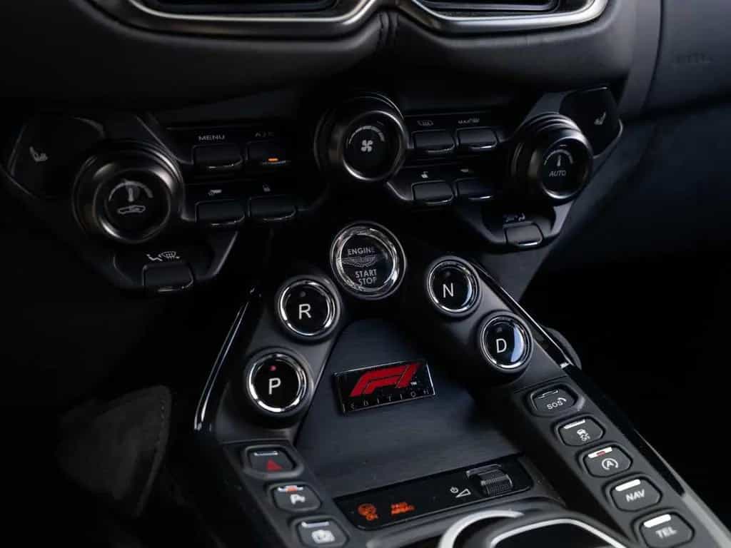 Aston Martin V8 Vantage Roadster F1 Edition Q Special Farbe 04/2024-photo-37