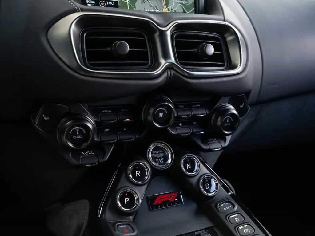 Aston Martin V8 Vantage Roadster F1 Edition Q Special Farbe 04/2024-photo-38
