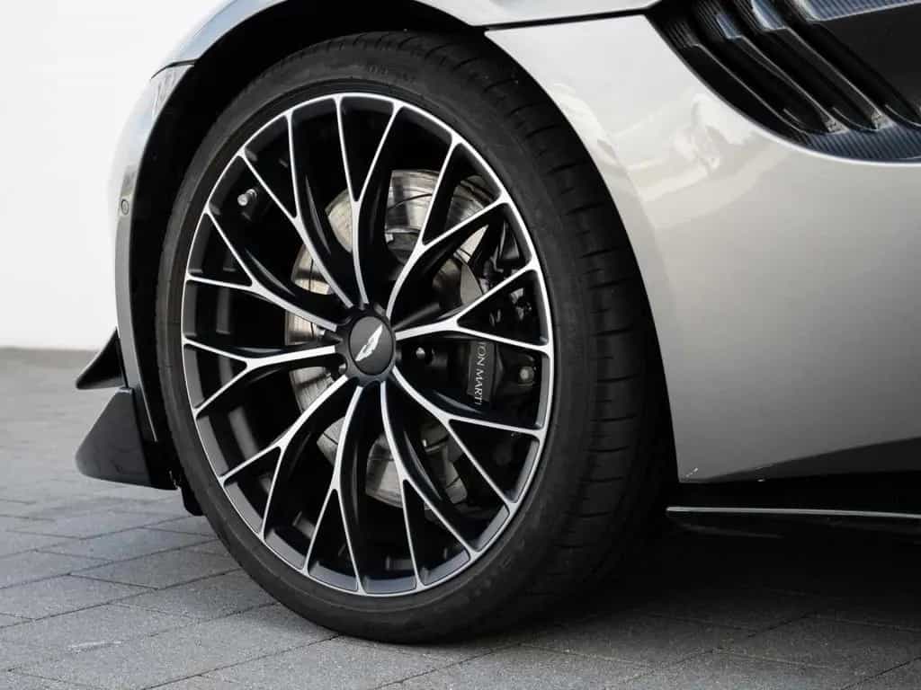 Aston Martin V8 Vantage Roadster F1 Edition Q Special Farbe 04/2024-photo-41
