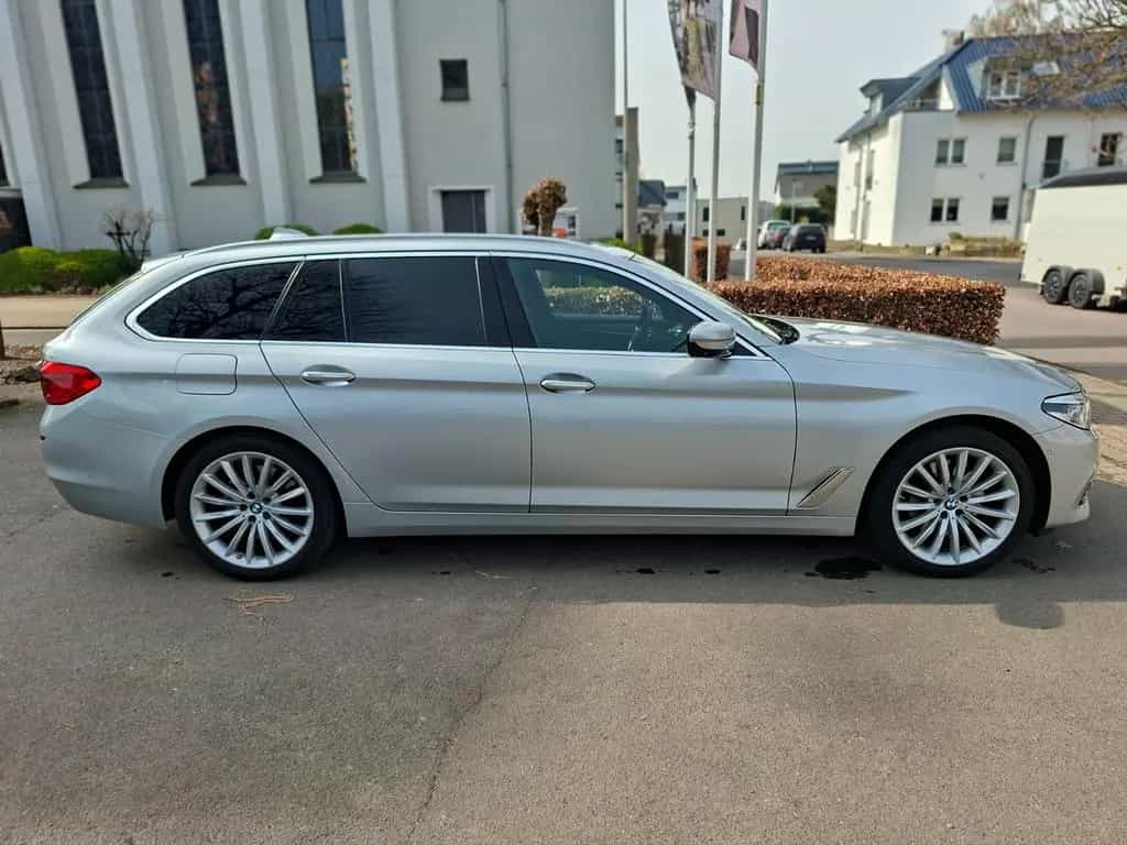 BMW 5 Series 530d xDrive Touring 04/2018-photo-2