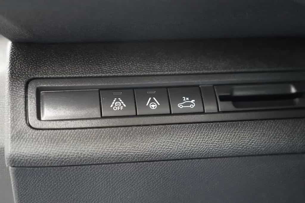 Peugeot 3008 1.5 HDi GT-Line Leder PANO AHK Kamera ACC 03/2021-photo-43