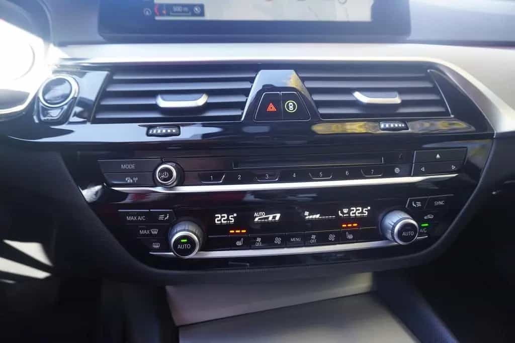 BMW 5 Series 520i Touring Sport Line LED Navi Head-Up AHK PDC 06/2018-photo-25