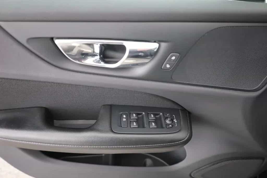 Volvo V60 2.0 Momentum LED Navi Kamera Teilleder PDC 01/2019-photo-18
