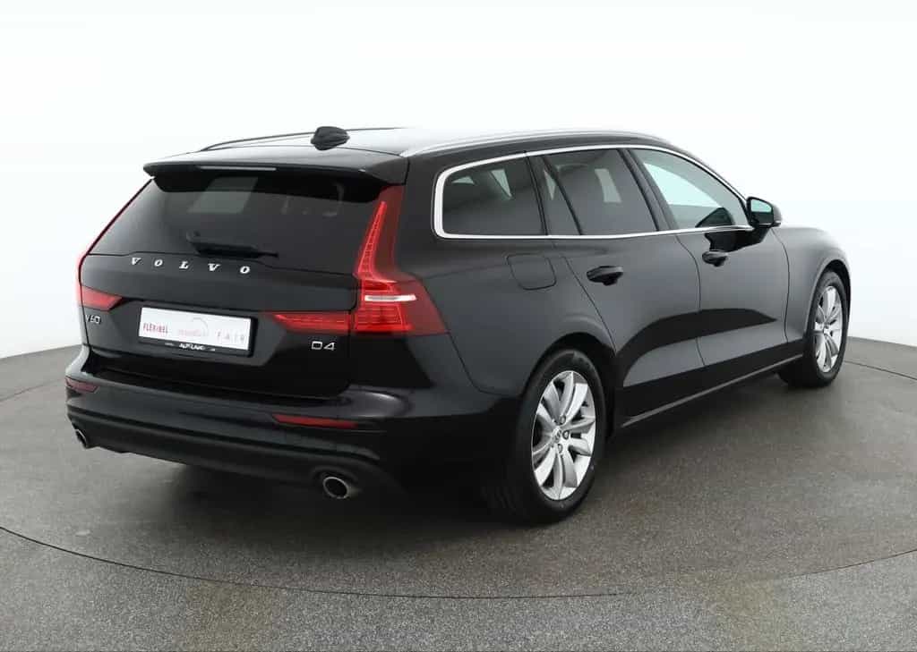 Volvo V60 2.0 Momentum LED Navi Kamera Teilleder PDC 01/2019-photo-4
