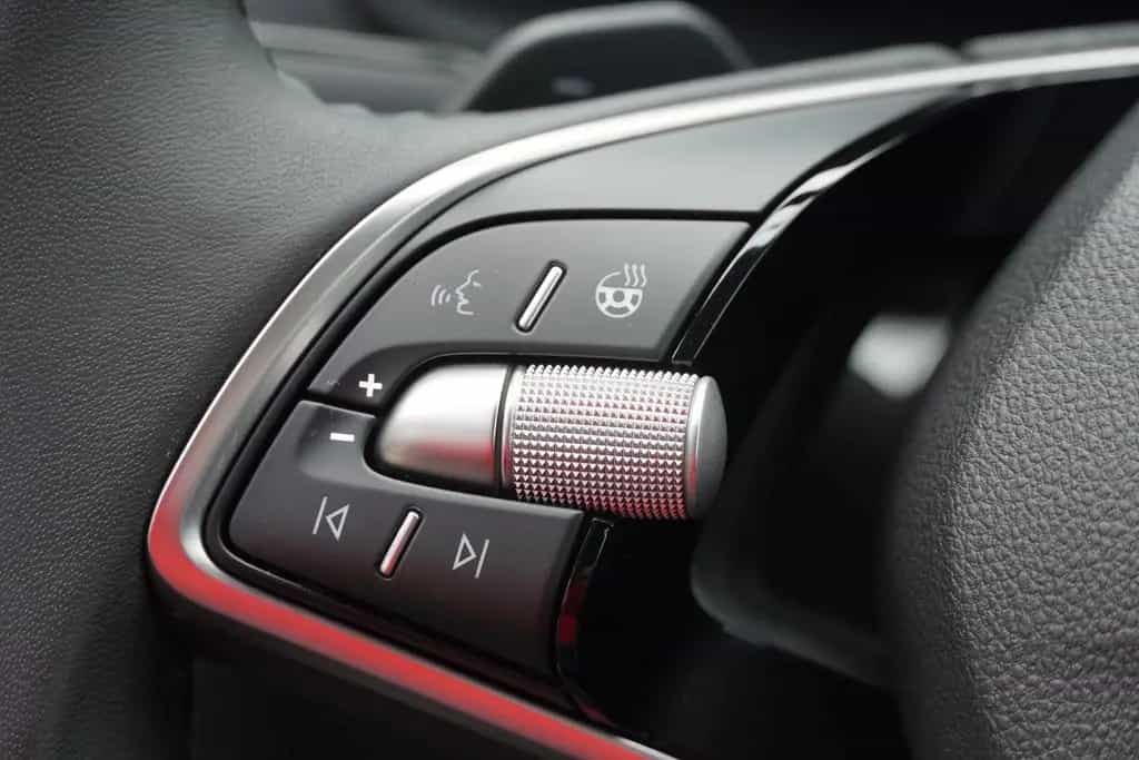 Skoda Karoq 1.5 TSI DSG LED ACC Navi Kamera AHK 02/2026-photo-48