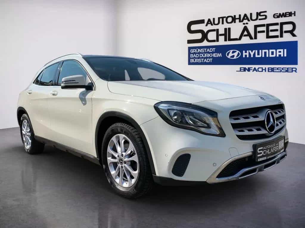 Mercedes-Benz GLA-Class 180 Urban Automatik Navi Pan. Dach 07/2017-photo-1
