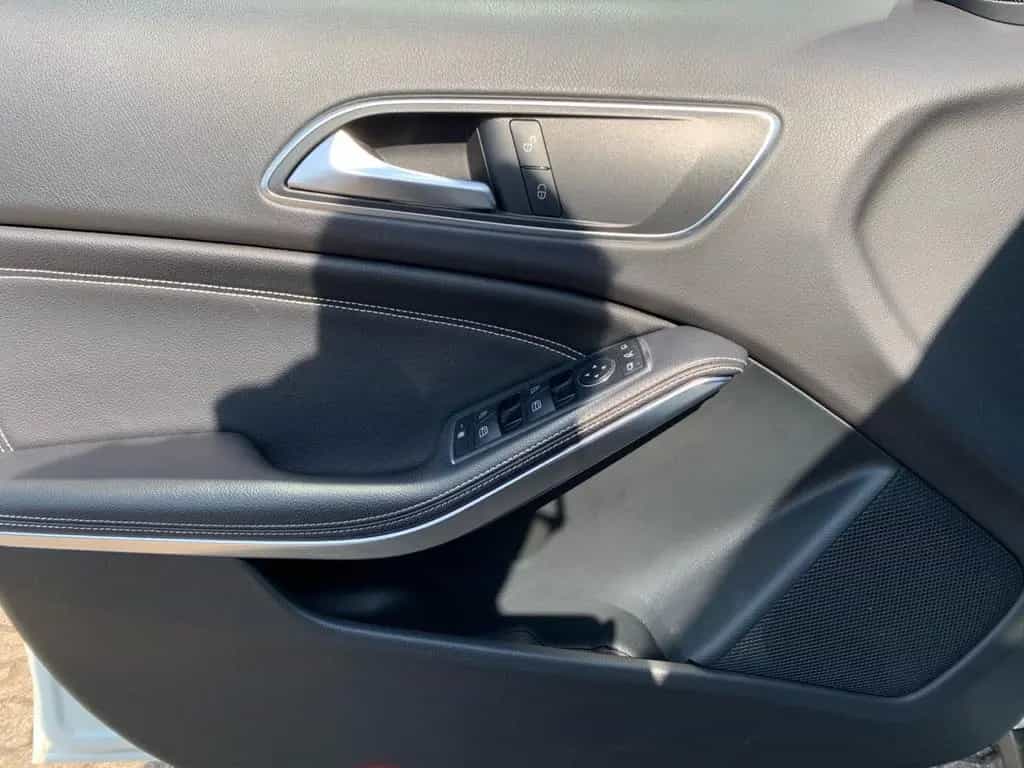 Mercedes-Benz GLA-Class 180 Urban Automatik Navi Pan. Dach 07/2017-photo-17