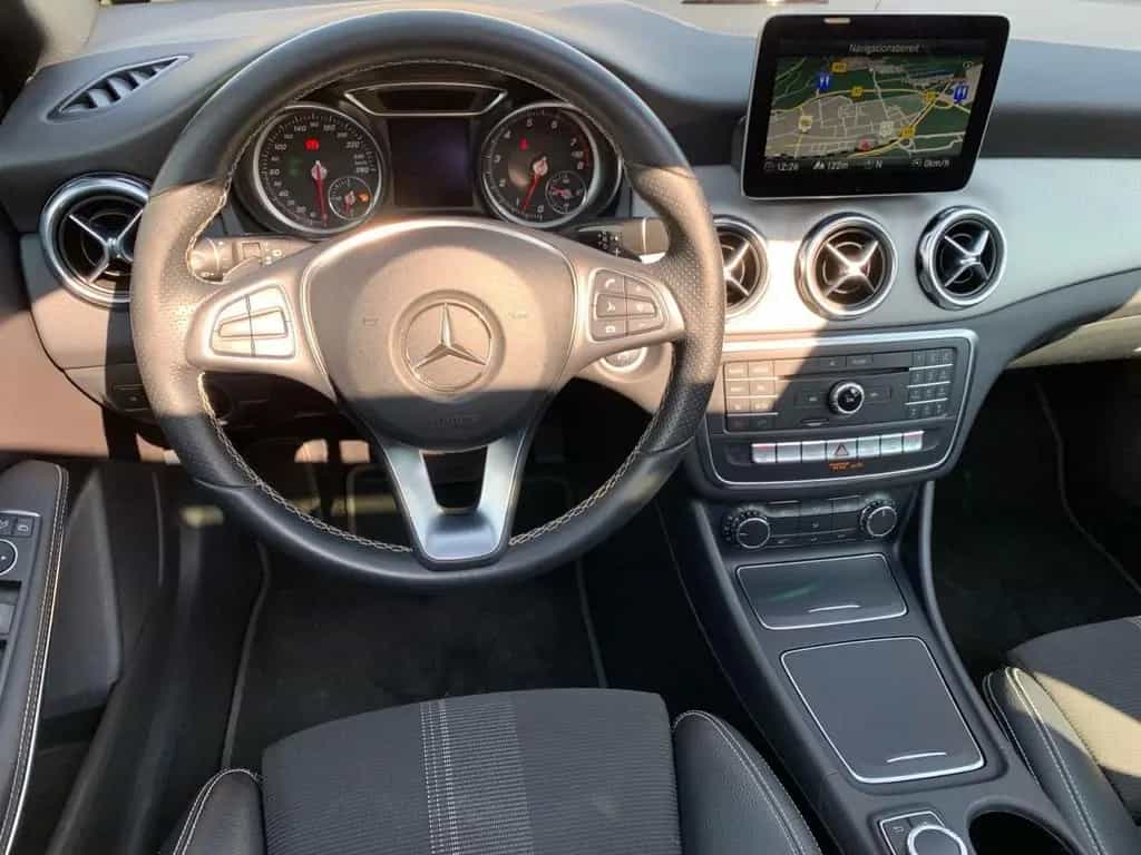 Mercedes-Benz GLA-Class 180 Urban Automatik Navi Pan. Dach 07/2017-photo-18