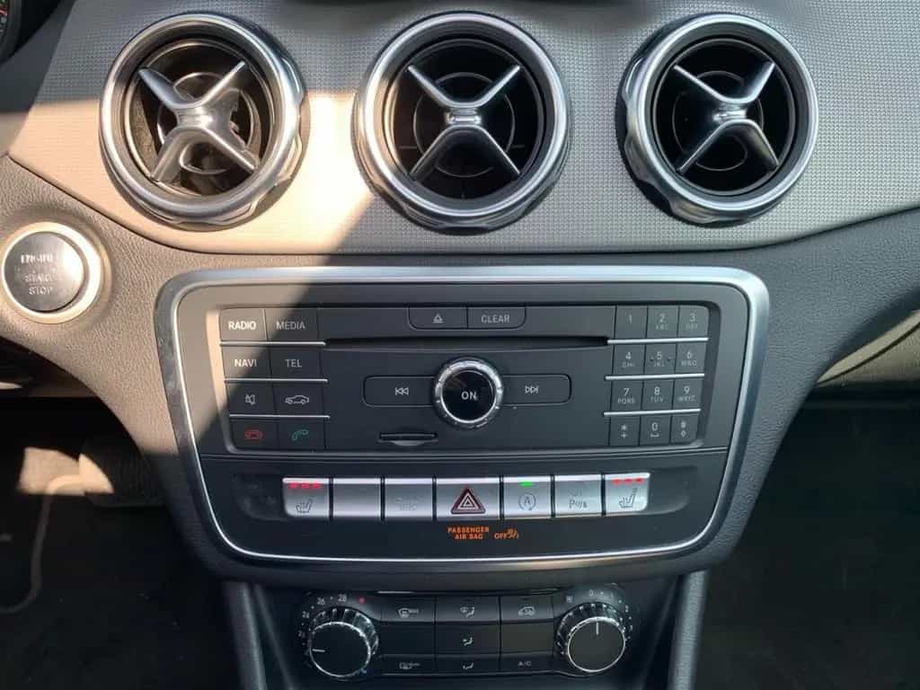 Mercedes-Benz GLA-Class 180 Urban Automatik Navi Pan. Dach 07/2017-photo-29