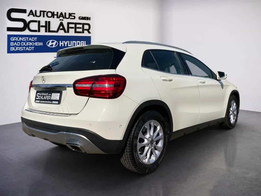 Mercedes-Benz GLA-Class 180 Urban Automatik Navi Pan. Dach 07/2017-photo-3